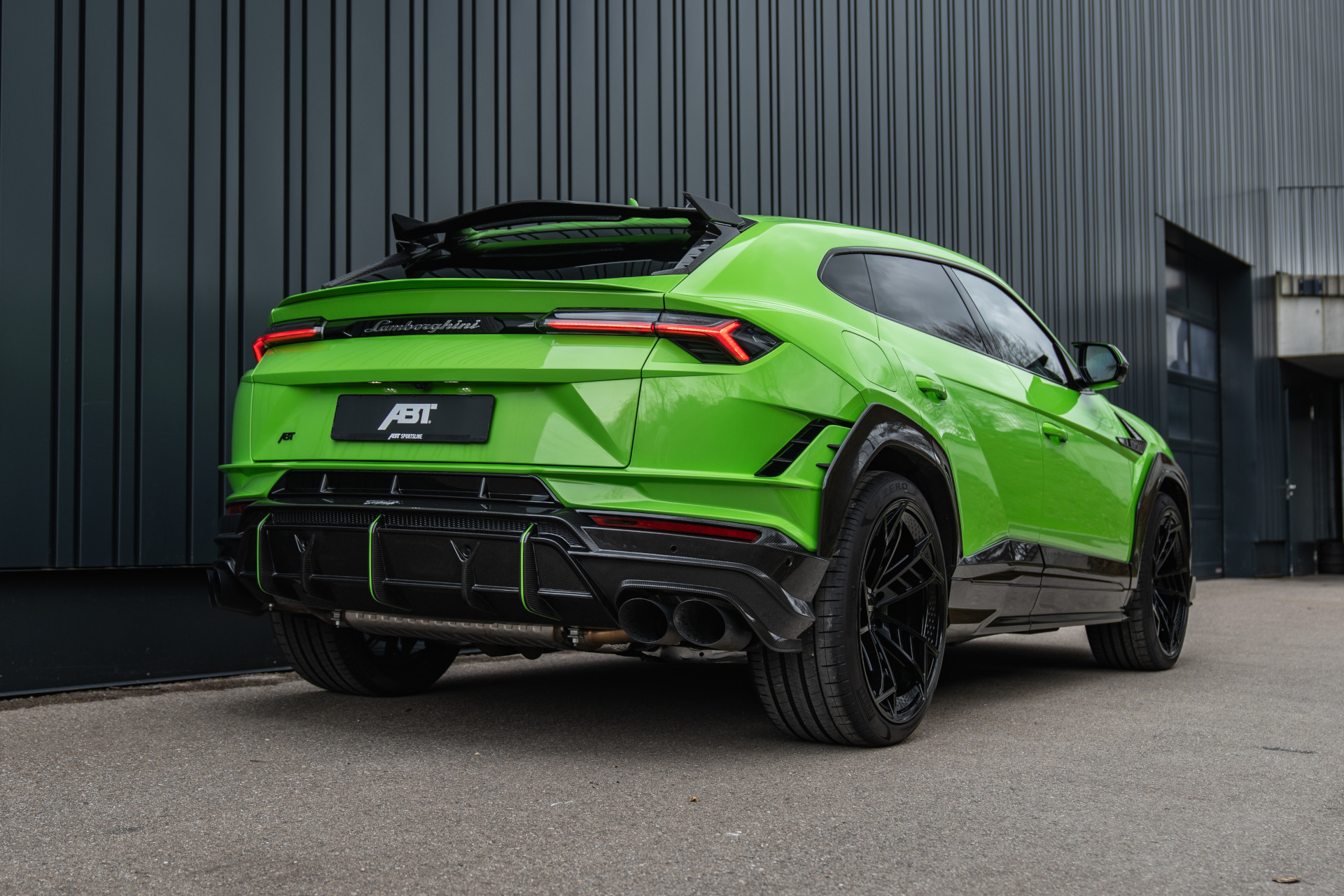 Grüner Urus Scatenato aus der seitlichen Heckansicht